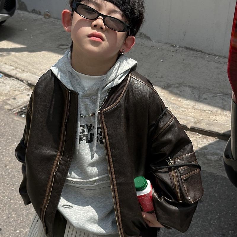(C24176) Áo khoác da bomber màu nâu tối có phối túi bên uống tay cho bé trai chất áo đẹp xịn rất phong cách.