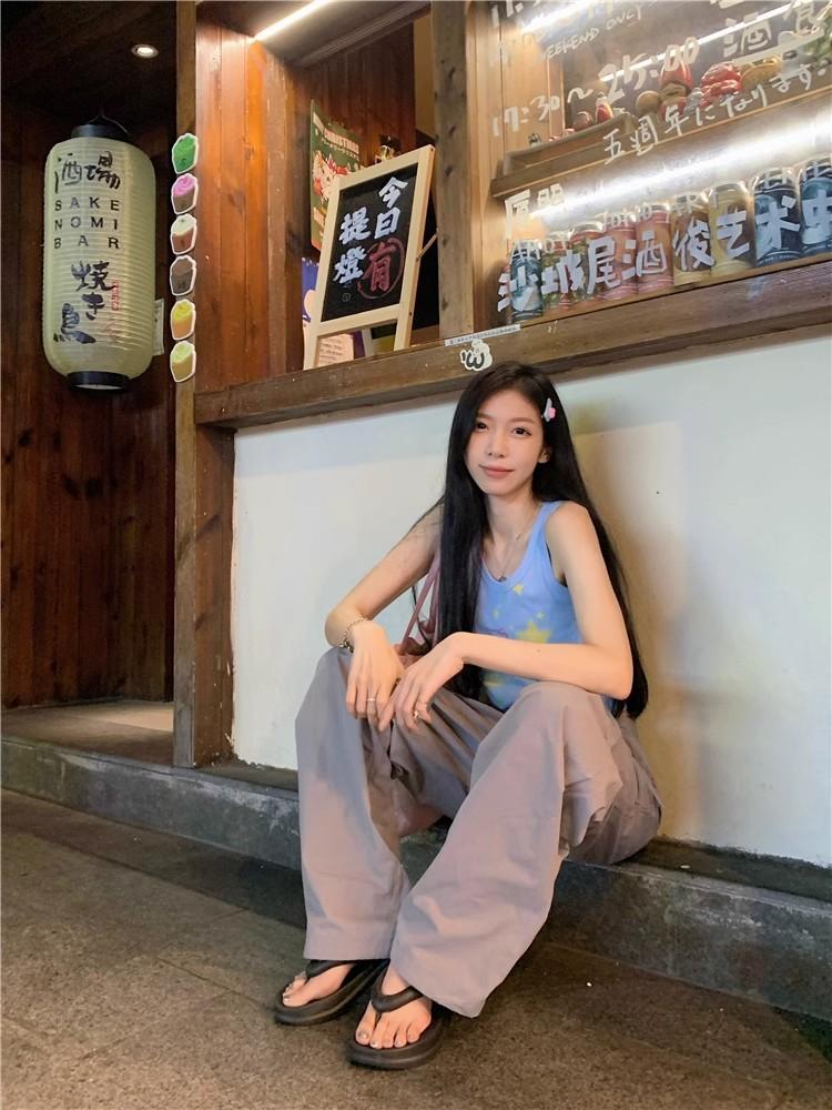 Product Introduction of Áo Yếm, Phong Cách Trẻ Trung Graffiti Cô Gái Nóng Bỏng, Không Tay Nhỏ, Có Thể Mặc Ngoài Trời Và Trong Nhà, Trang Phục Dopamine, Áo Ngắn, Thích Hợp Cho Mùa Hè Của Phụ Nữ 1