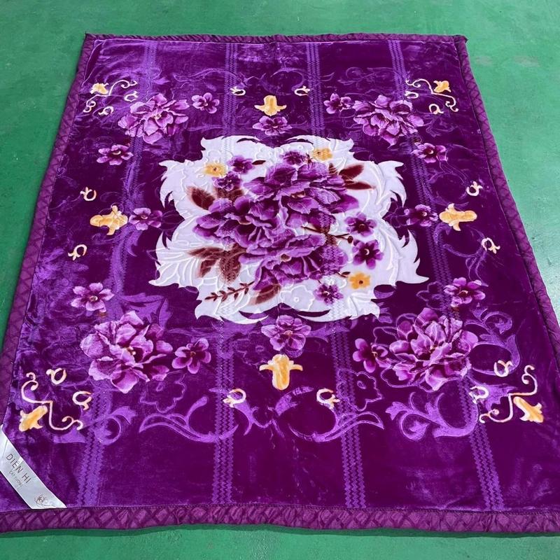 Chăn lông 4kg 3 lớp ( tặng kèm túi sách ) 2