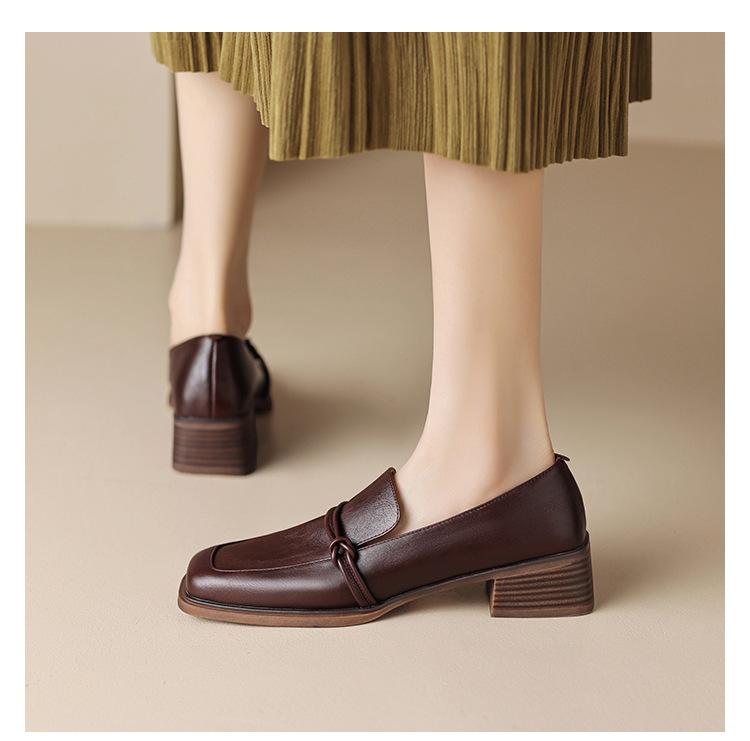Product Introduction of 2025 Summer New Fashion Square Toe Shoes For Women Retro British Style Small Leather Shoes New Mid-Heel Single Shoes 3