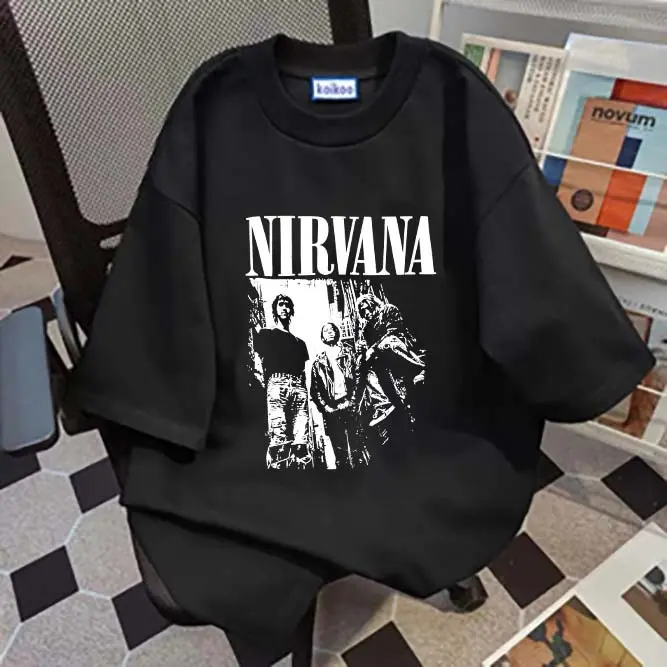 【ONLY BLACK/WHITE】Cetakan band rock Amerika NIRVANA Kaos Pria Terbaru 2024|Kaos Cotton Combed 30s|Kaos Cowok Distro Original 100%|Baju Oversize Pria|Kaos Pria Premium Tebal| Kaos Lengan Pendek Pria|Baju Kaos Oversize Couple |Kaos Oversize Pria Kaos Hitam 0