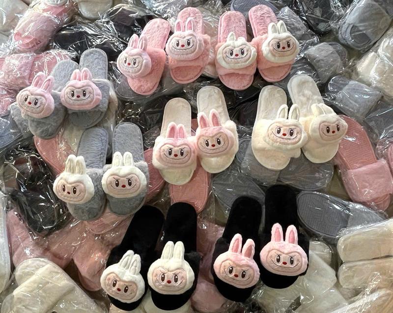   H Q.Châu L1  Đôi Dép Lông Quai Ngang Dép Lông Thỏ Gắn Gấu Mềm Mịn Siêu Êm Ấm Sang Chảnh cho Nữ  GDQT  - Slipper 