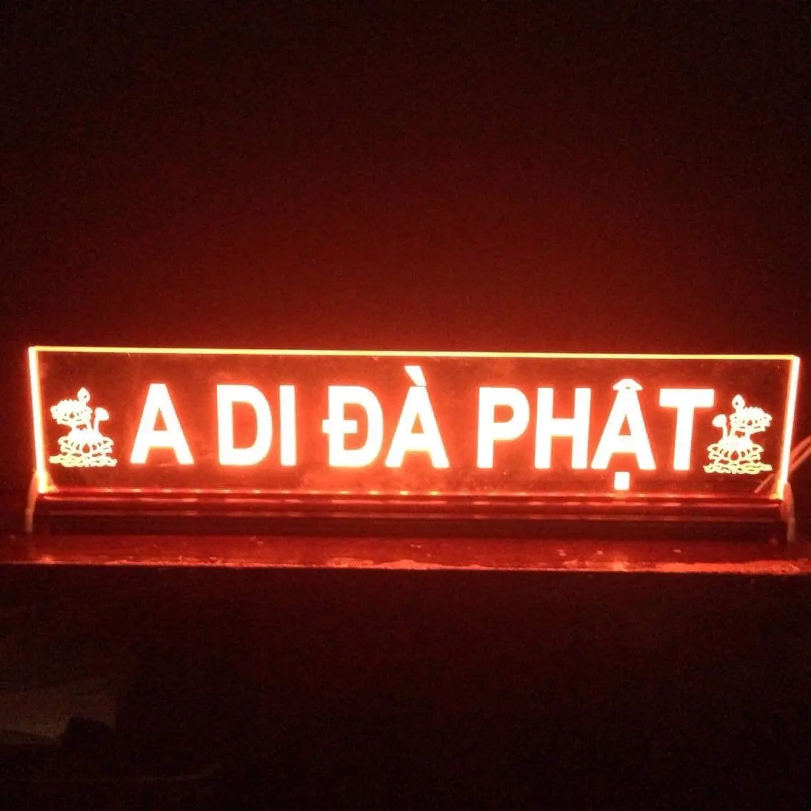 Chữ điện mica đèn led đổi màu : A DI ĐÀ PHẬT - hoa sen 2 bên - để bàn - chữ in Trang Trí Nhà