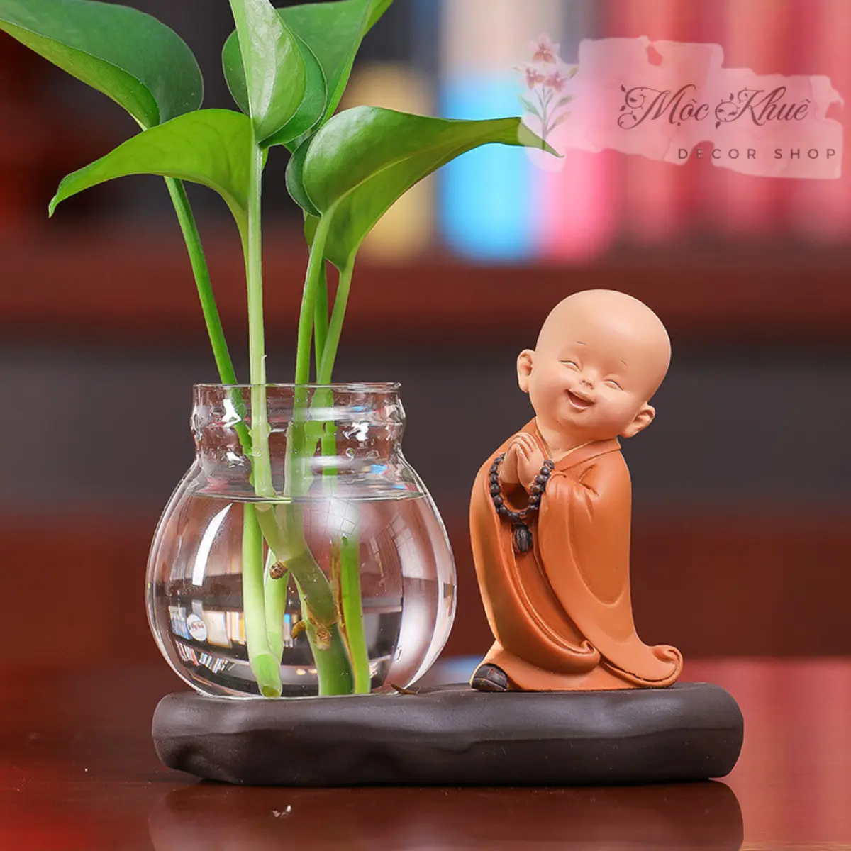(Mộc Khuê Decor) - (KHÔNG KÈM CÂY)  Chú tiểu nâu mini kèm bình thủy sinh nhà Mộc Khuê trang trí tiểu cảnh trang trí bàn học, làm việc Decor, Decor Phòng, quà tặng,... chất liệu bột đá, sứ, thủy tinh