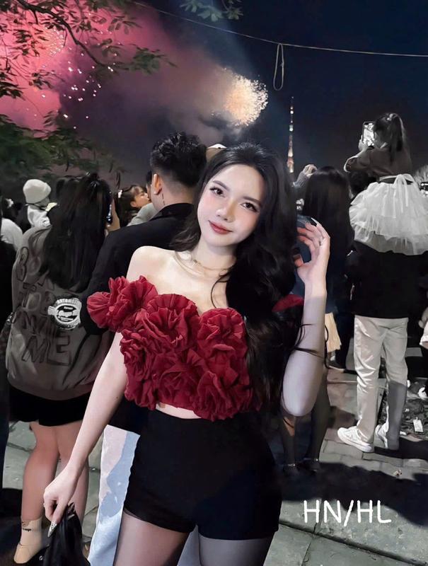 Áo croptop bẹt vai đính nhiều bông có mod ngực 1