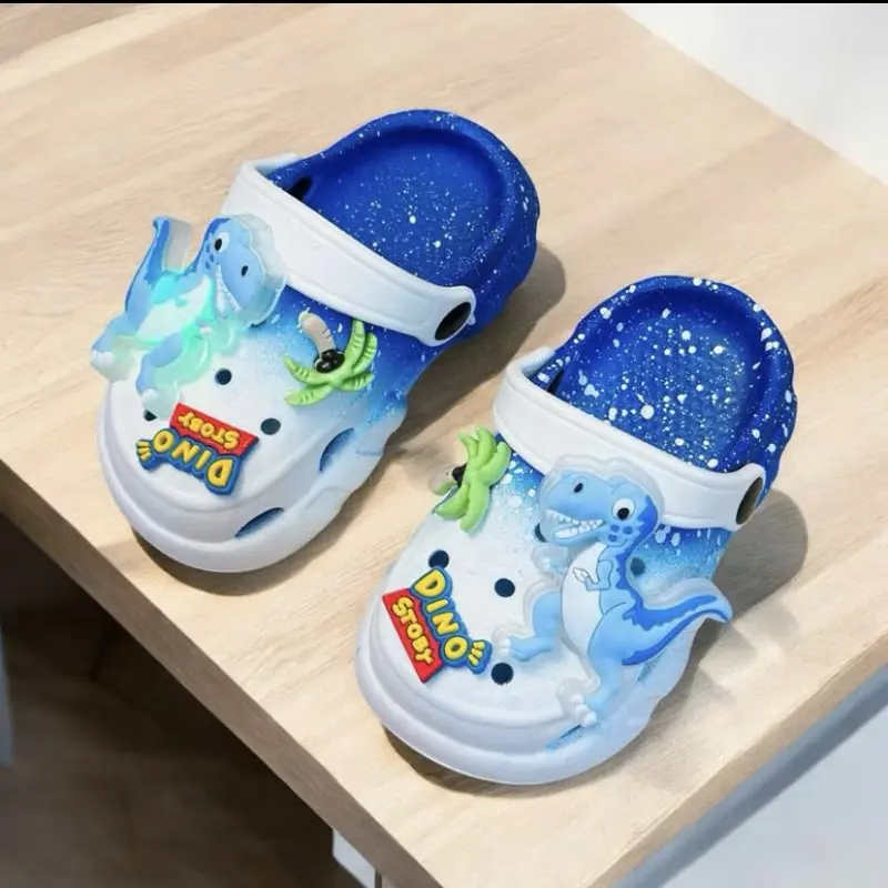 FOM NHỎ (CÓ ĐÈN) Dép sục Khủng Long vẩy sơn có đèn mềm nhẹ êm chân cho bé Dino Story siêu đẹp MONKIDS-2024 3