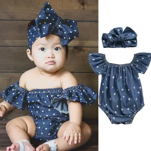 Áo liền quần cho bé gái sơ sinh, áo liền quần lệch vai in hình trái tim đào, áo liền quần denim Xanh Biển với băng đô, trang phục