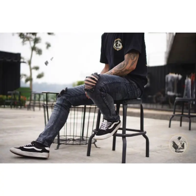 Celana Jeans Pria Handmad Bandung dengan Gaya Sobek Lutut yang Stylish Ripped Panjang Slimfit Tebal Skinny Hitam Stretch Pensil Denim Hitam celana Pendek Dewasa Distro 4