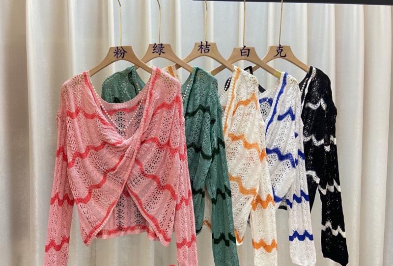 Product Introduction of Áo len dệt kim, kiểu soắn có sọc ngang hoặc trơn, mặc được 2 kiểu,kèm phụ kiện 1
