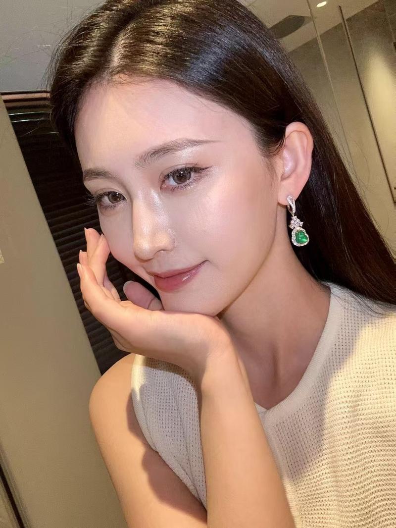 Product Introduction of S925 Silver Inlaid Diamond Green Chalcedony Gourd Ear Hook High-Grade Women's Earrings JU8527 11