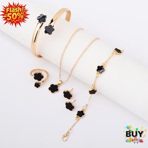 ชุดเครื่องประดับ 6 ชิ้น สำหรับผู้หญิง สร้อยคอจี้หญ้าใบไม้ดอกไม้นำโชค สร้อยข้อมือ ต่างหู กำไลข้อมือ แหวน มี 6 สีให้เลือก ของขวัญเครื่องประดับ สีดำ สีฟ้า สีแดง สีชมพู สีขาว น่ารัก แฟชั่น สร้อย ผู้หญิง