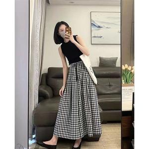 Slim wide-leg skirt pants for women. Spring/summer, casual style, helps to look slim for a pear-shaped figure. Shorts for petite girls. Straight leg pants.