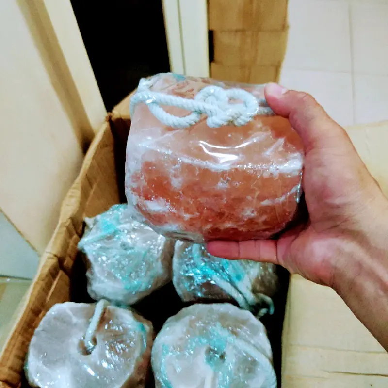 Đá muối khoáng Hymalaya chuyên dùng cho Trâu,bò,dê,ngựa,cừu... có dây 2