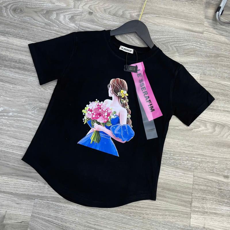 ÁO THUN CỔ TRÒN CÔ GÁI VÁY XANH CẦM HOA  MÃ B72