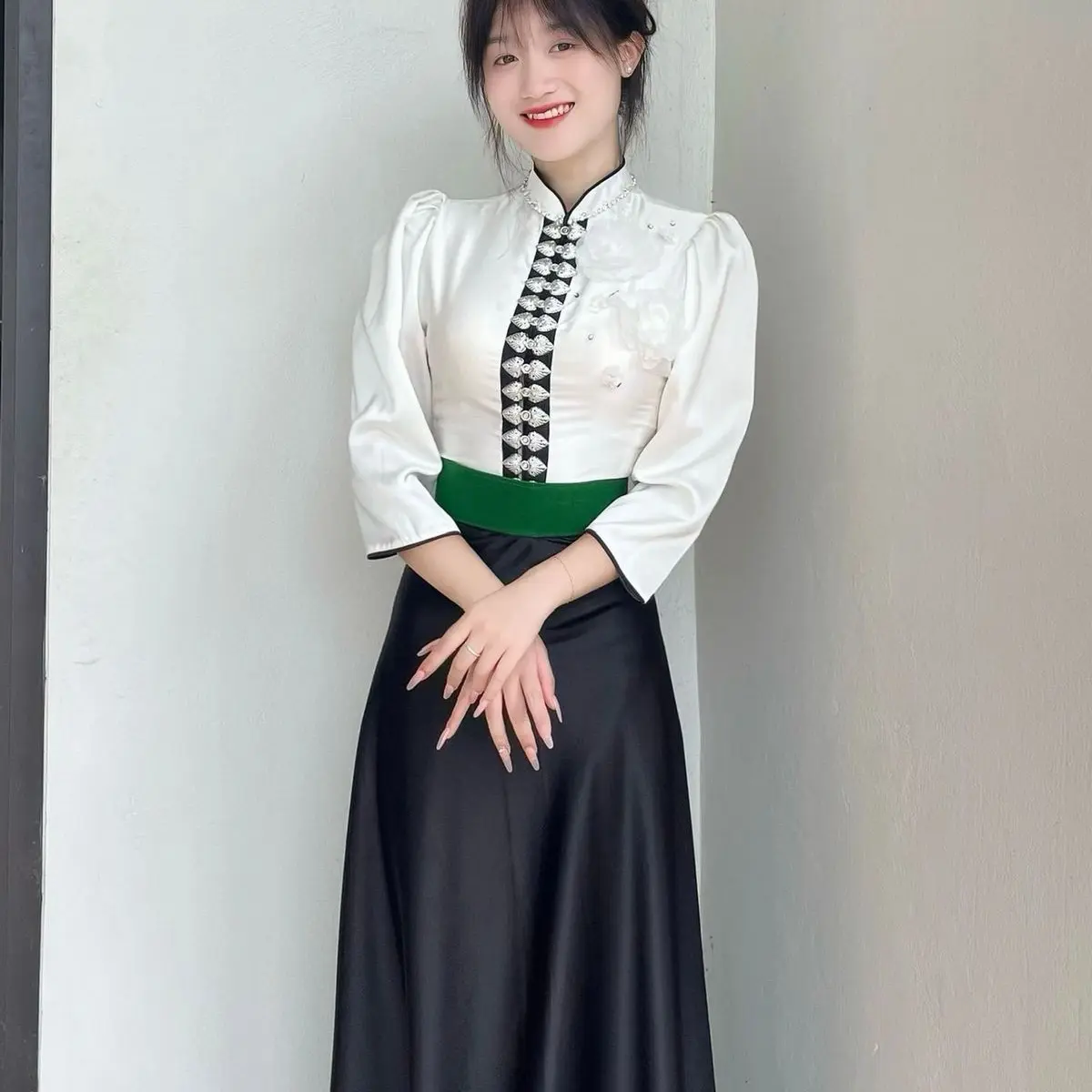 Set áo cóm dân tộc Thái có hoa & cườm cổ - Nữ Top