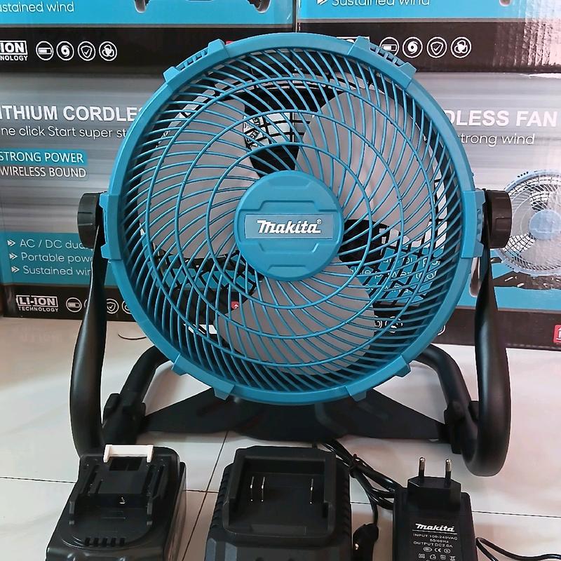 Quạt tích điện chân pin phổ thông - pin chuẩn 10cell.  -Quạt dùng với pin máy khoan lithium 18V - 21V chân pin phổ thông hiện nay Khi lắp pin, quạt trở thành quạt tích điện có thể mang đi mọi nơi. Khi không dùng pin, có thể cắm điện trực tiếp