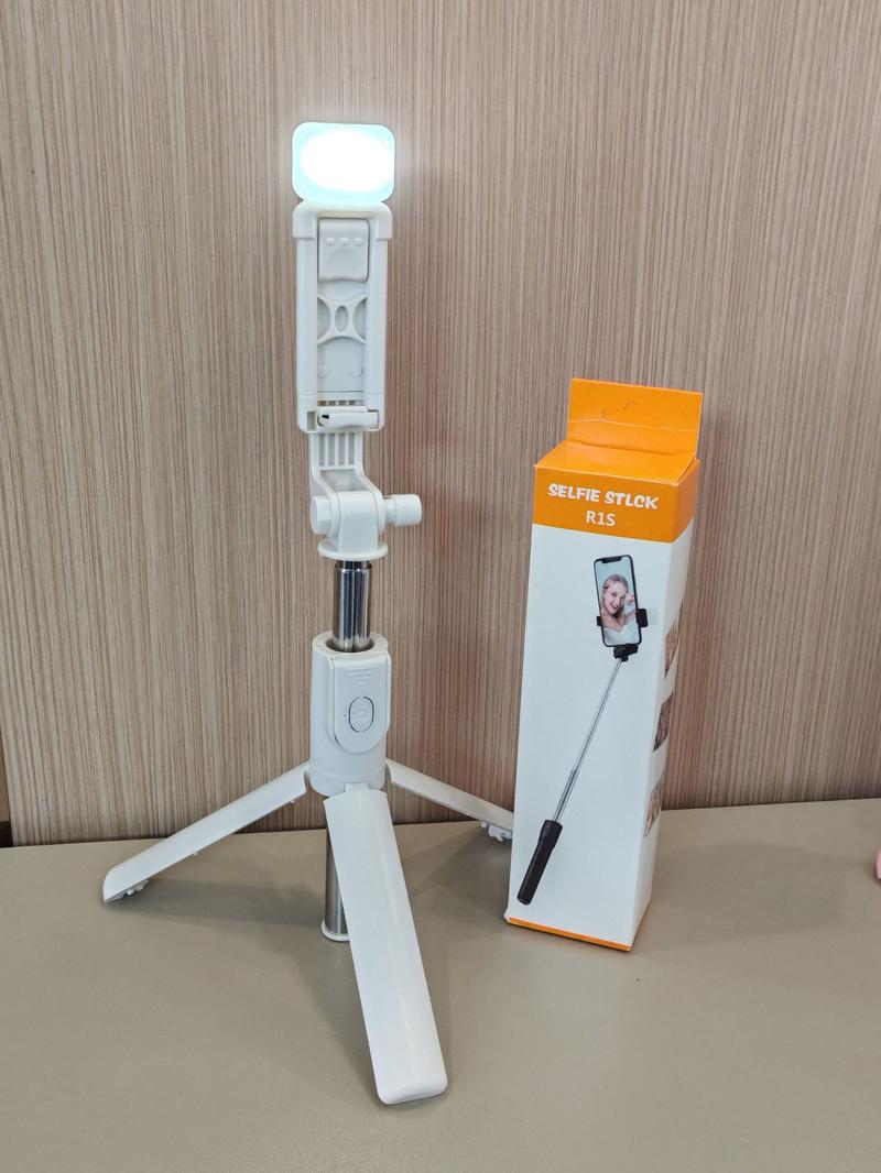 Product Introduction of Portable R1s Selfie Stick with Bluetooth Remote Control and Fill Light for Live Streaming tripod 2