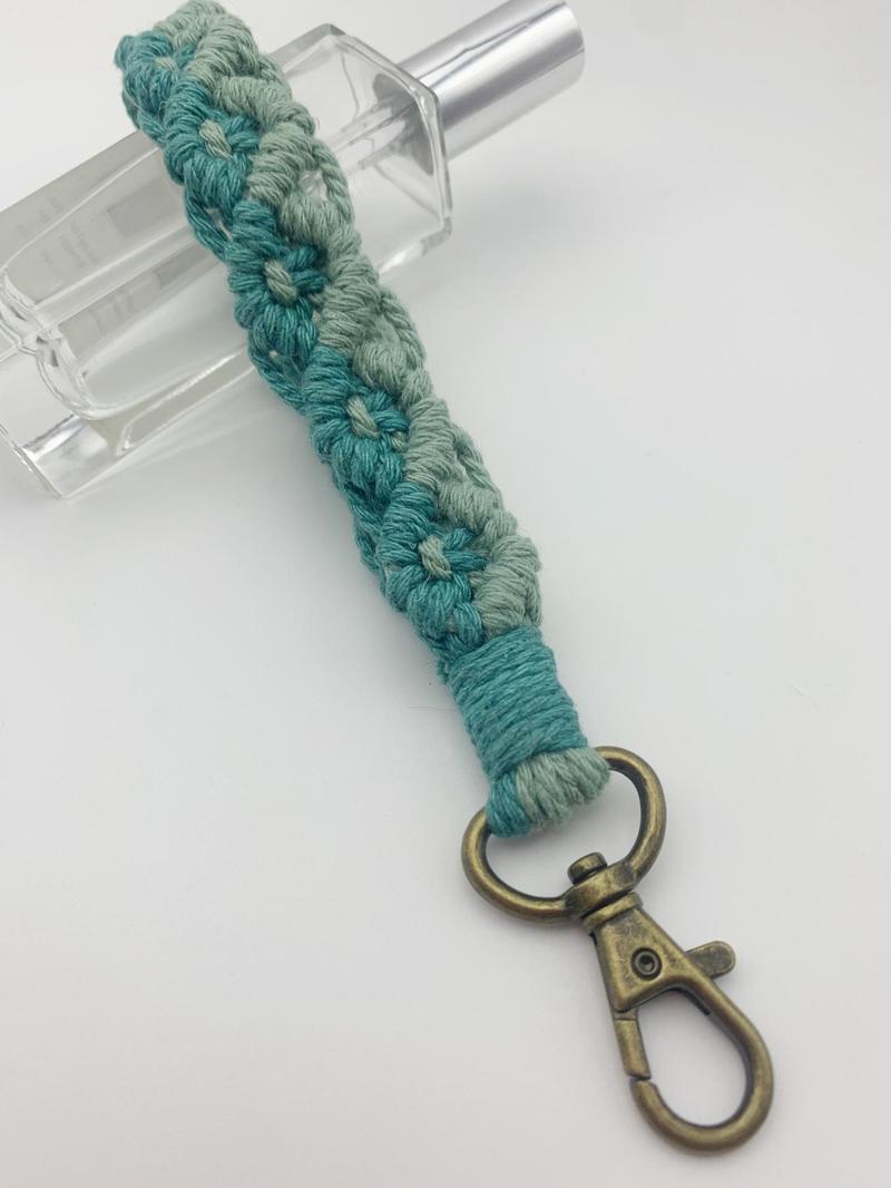 Product Introduction of Cute Flower Design Handmade Braided Keychain for Women & Men, Fashion Accessories for Daily Use, Trendy All-match & Exquisite Keychain for Birthday Gift 0