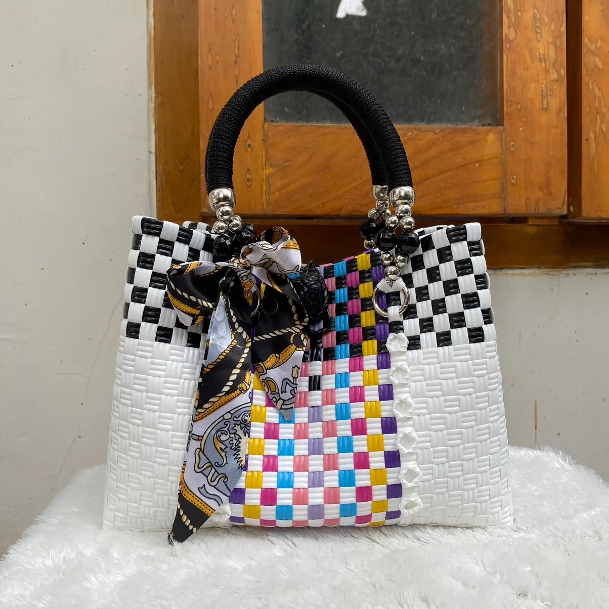 Tas Anyaman Plastik ZAHRA Wanita dengan Pegangan Mutiara Panjang 27cm Lebar 15cm Tinggi 20cm