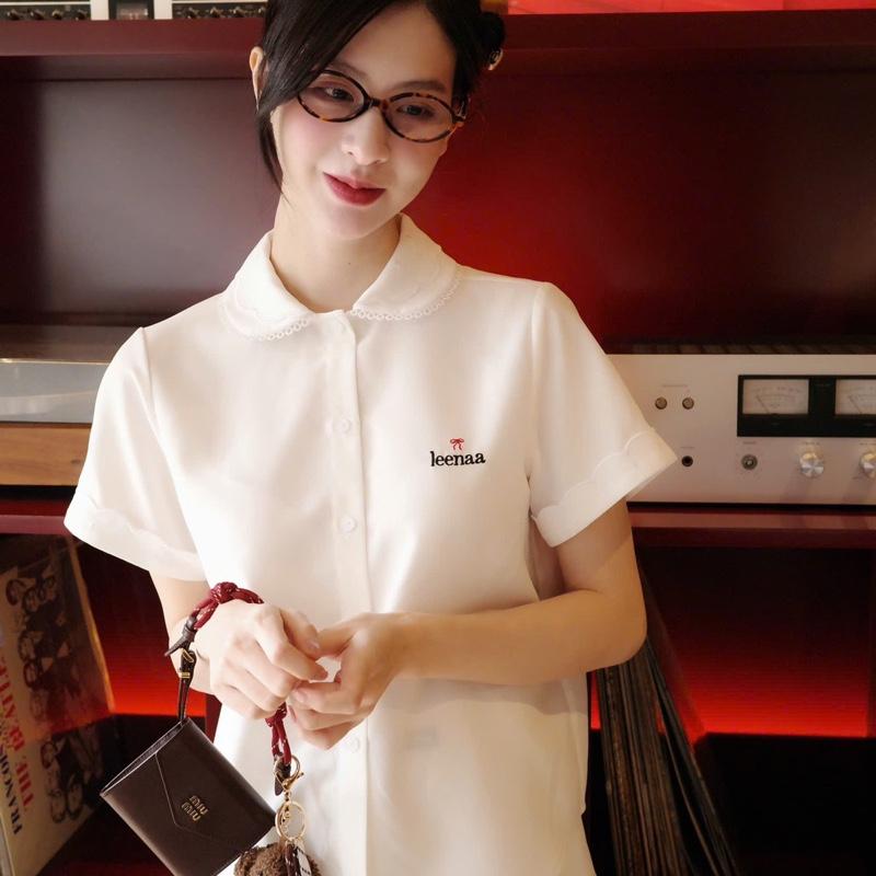 SƠ MI HOA LÊ - MAISON LEENAA, áo sơ mi trắng tay cộc thêu logo maison leenaa