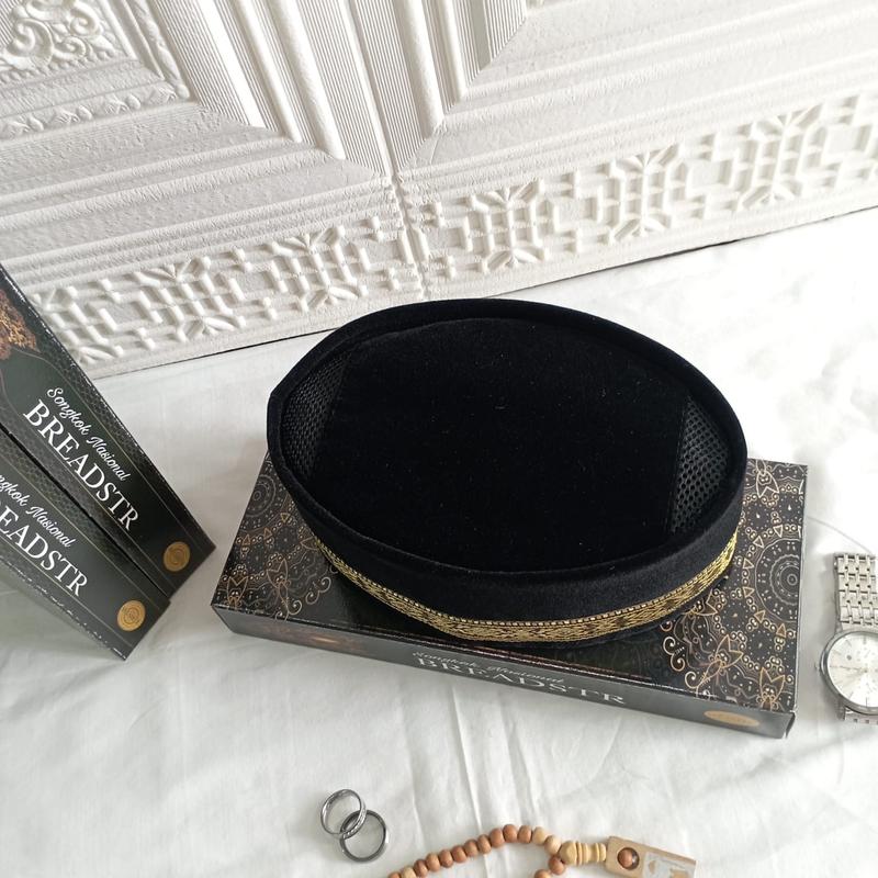Product Introduction of Peci Pria model terbaru 2023 Premium Beludru Halus Tebal Nyaman Tinggi 9 Merk BREADSTR List Emas Gold - Songkok Kopiah Hitam Polos Akad Nikah Unik keren Anak dan Dewasa laki-laki perlengkapan sholat bisa bayar di tempat COD Motif Muslim 3