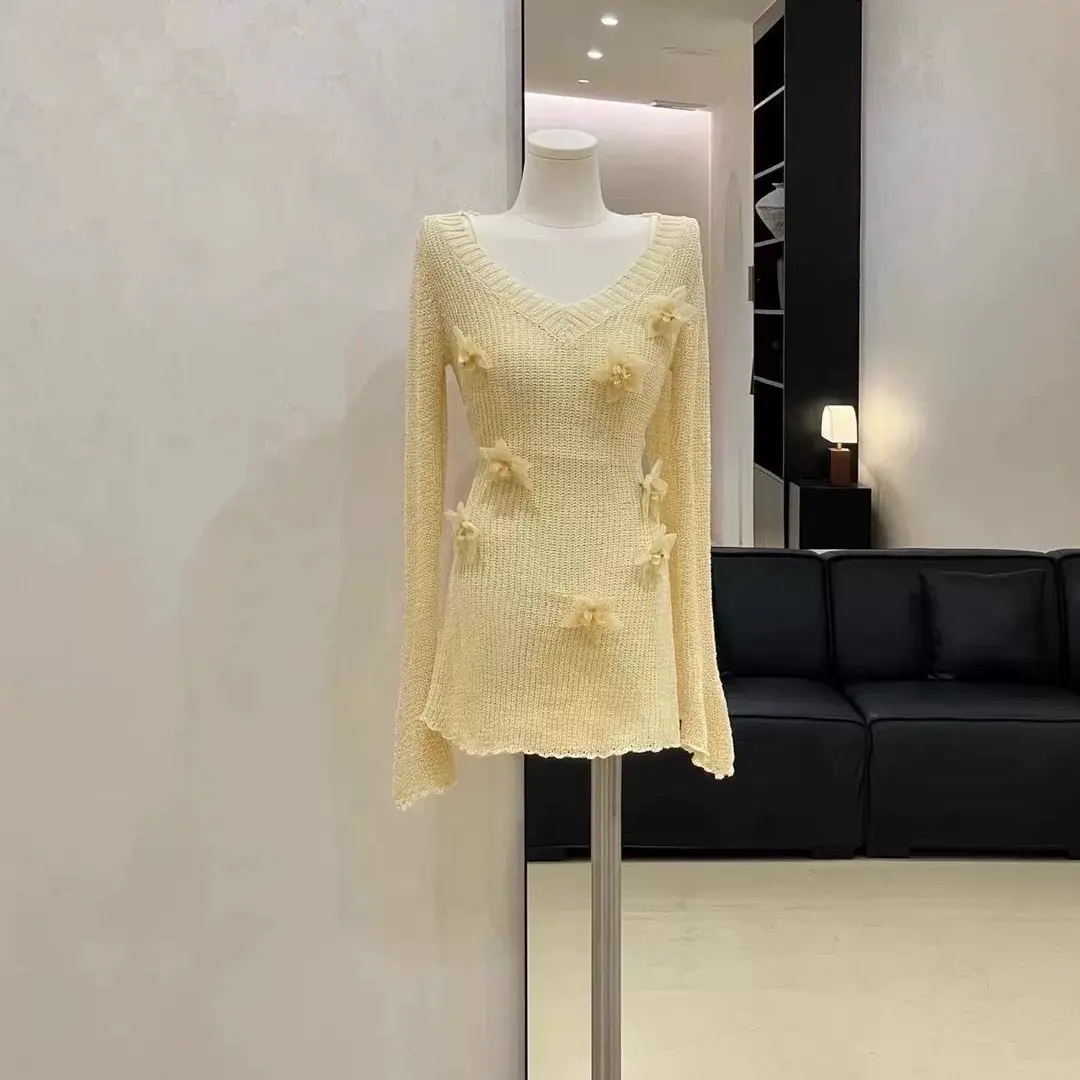 Đầm len đính hoa màu vàng trong trẻo