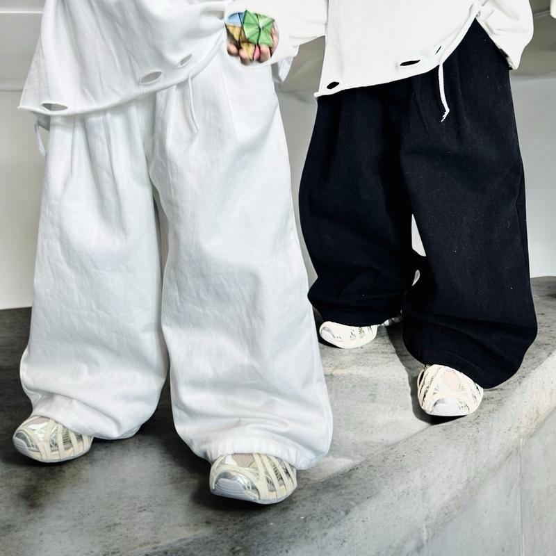 5002 Quần jean Babybuy dài trắng và đen đục ống rộng to có giây giút ống bo lại được cho bé trai và bé gái