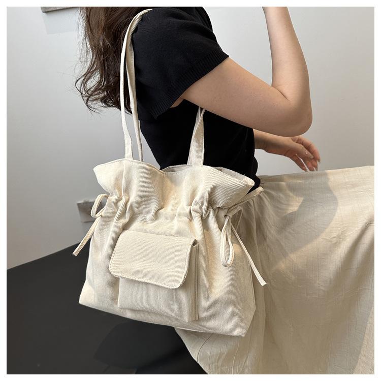 Product Introduction of New Korean Style Simple Shoulder Bag for Women with Drawstring Design, Fashionable Niche Commuter Underarm Bag, Elegant Versatile Handbag 15