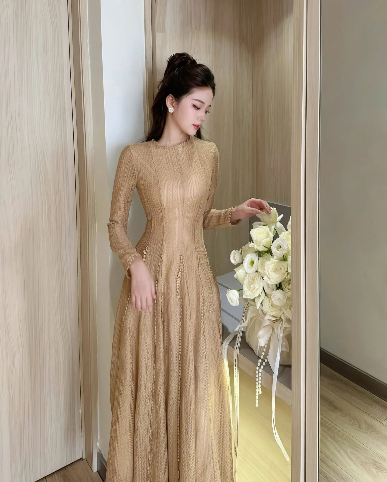 Đầm thiết kế nude xòe dài tay sang chảnh phù hợp đi làm đi chơi dam co