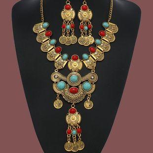 Product Introduction of Fashion Trend Necklace Retro Hollow Flower Inlaid Diamond Valentine's Day Necklace Clavicle Chain Jewelry 15