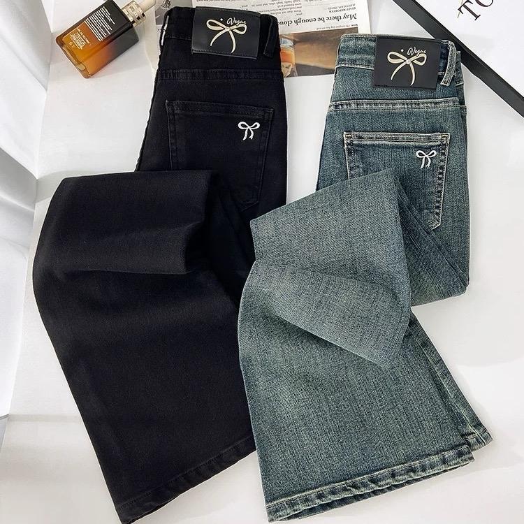   MINA JEANS  Quần Jean Ống Loe Thêu Nơ Tag Đen Vải Co Giãn Đàn Hồi Tốt 