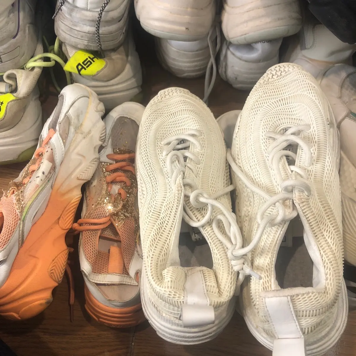Sepatu sneaker wanita