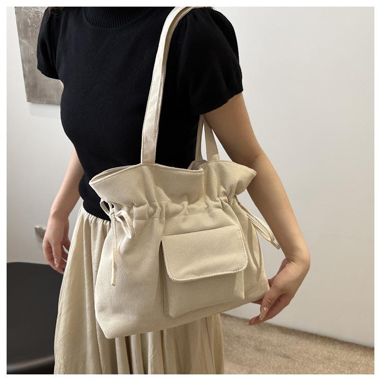 Product Introduction of New Korean Style Simple Shoulder Bag for Women with Drawstring Design, Fashionable Niche Commuter Underarm Bag, Elegant Versatile Handbag 24