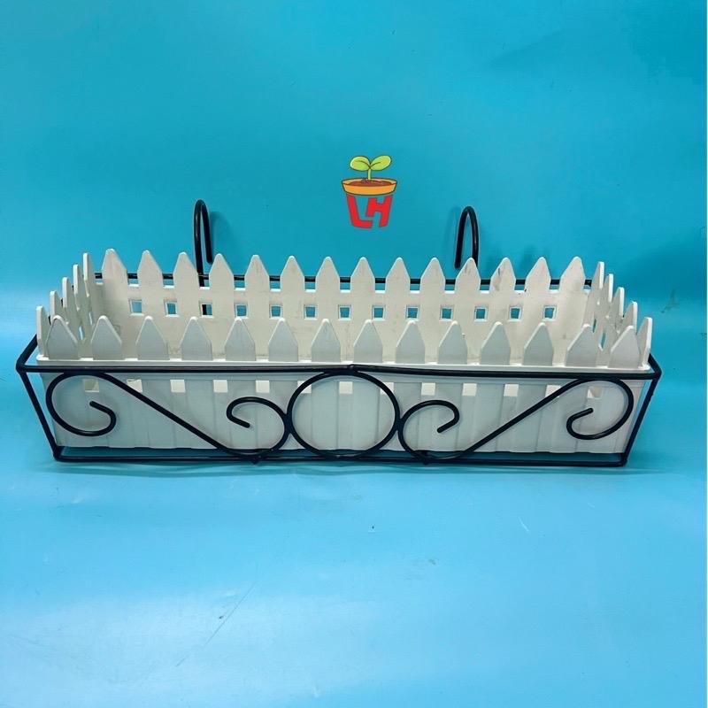 Chậu nhựa hàng rào + khung sắt treo lan can 4t5, móc sắt treo ban công