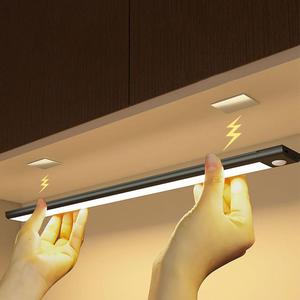 モーションセンサーLEDライト、USB充電式ナイトランプ、キャビネットの下のワードローブランプ、キッチン、ベッドルーム、廊下、階段、クローゼット、ワードローブ用のLEDナイトライト