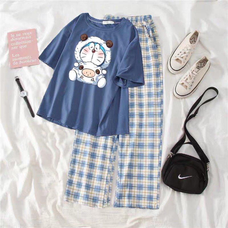 Bộ Áo Thun Nam Nữ Cổ Tròn In Hình Dora và Quần Kẻ Karo Ống Rộng Vải Thun Top