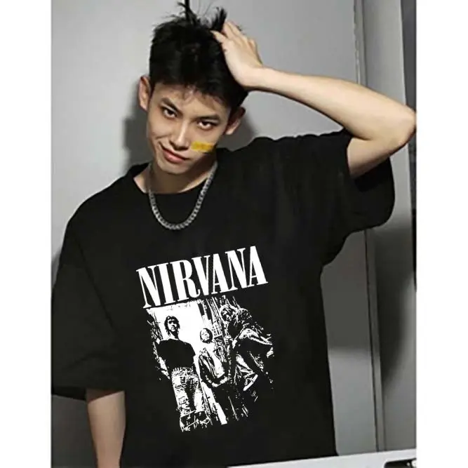 【ONLY BLACK/WHITE】Cetakan band rock Amerika NIRVANA Kaos Pria Terbaru 2024|Kaos Cotton Combed 30s|Kaos Cowok Distro Original 100%|Baju Oversize Pria|Kaos Pria Premium Tebal| Kaos Lengan Pendek Pria|Baju Kaos Oversize Couple |Kaos Oversize Pria Kaos Hitam 1
