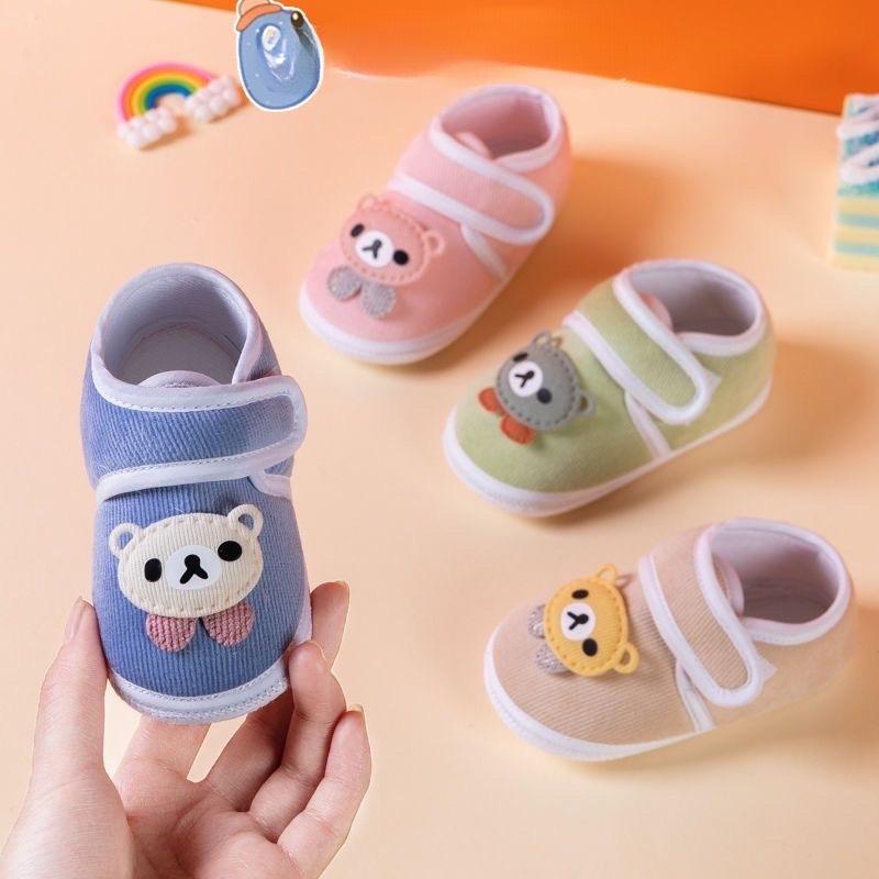 Giày tập đi hình gấu cho bé đế hột chống trượt - 4 màu xanh lá, xanh dương, hồng, nâu