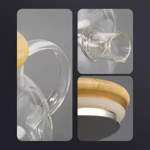 One Two Cups Teko Pitcher Teh Kaca Borosilikat 1 Liter: Tahan Panas & Dingin, Desain Elegan dengan Saringan Stainless Steel dan Tutup Kayu.  Sempurna untuk menyajikan teh, infused water, dan minuman lainnya.