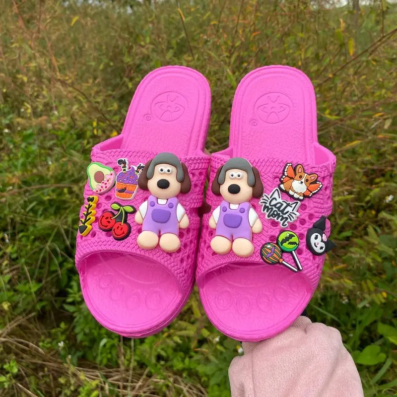Dép tổ ong Kèm 2 Chó và 8 sticker với nhiều màu yêu thích,charm dễ thương cho khách tha hồ lựa chọn size 35 đến 43 8