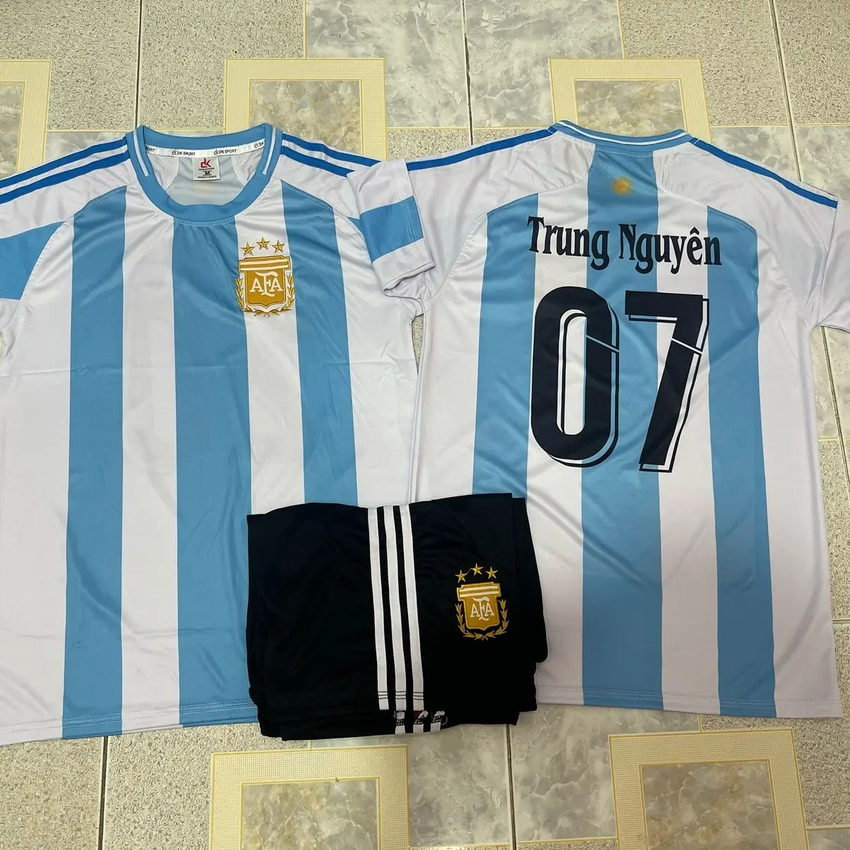 In tên + số Bộ bóng đá tuyển Argentina người lớn và trẻ em 2024 vải thun lạnh, thoáng mát Logo Thêu. Loc Sport Top