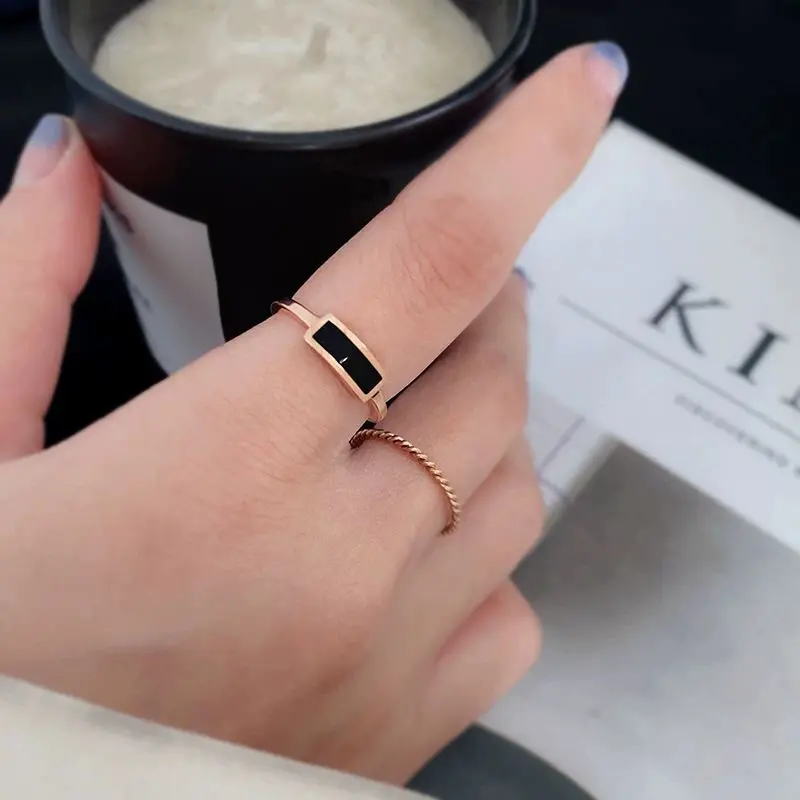 Cincin Titanium Model Persegi Panjang Warna Hitam - Rings 4