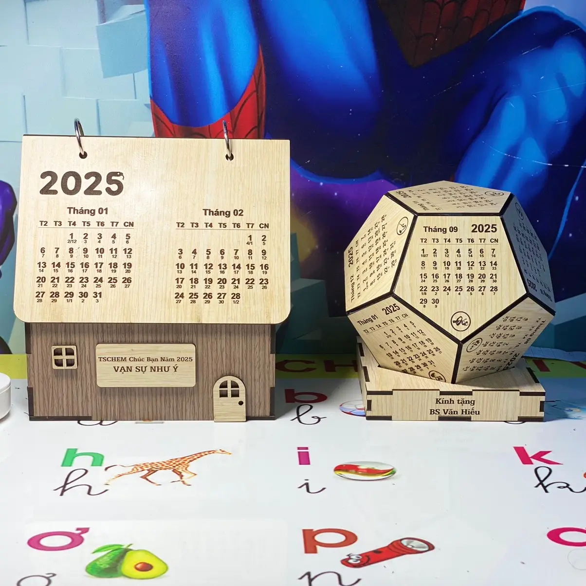 Lịch gỗ ngôi nhà 2025 có lịch âm khắc tên sale