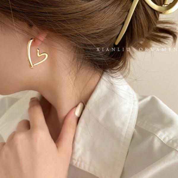 Product Introduction of S925 Silver C- Shaped Earrings Female South Korea Elegant High Sense Online Red Light Surface Ear Ring Ins Niche 2022 New Fashion 18