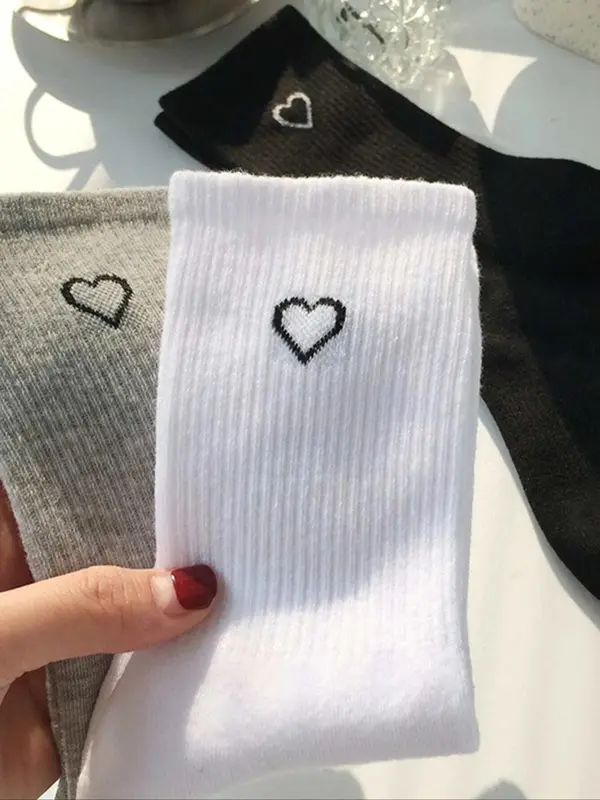 Women's 3 Pairs Heart Print Crew Socks, Casual Moisture Wicking Mid Calf Socks, Soft Comfy Breathable Hosiery for All Seasons Daily Wear 1