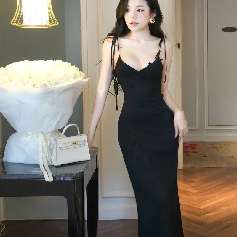 Đầm 2 dây cột cổ V phối hoa nổi sang trọng