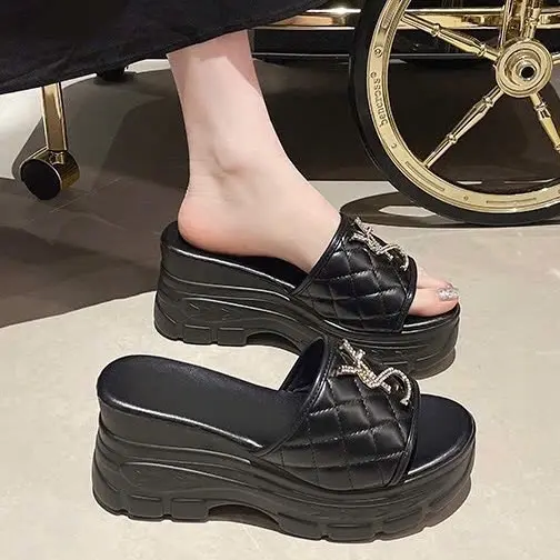 dép xuồng  8cm . chất liệu quay si da  . có đen .hàng quang chau chất lượng, đế đi vững chắc chân.