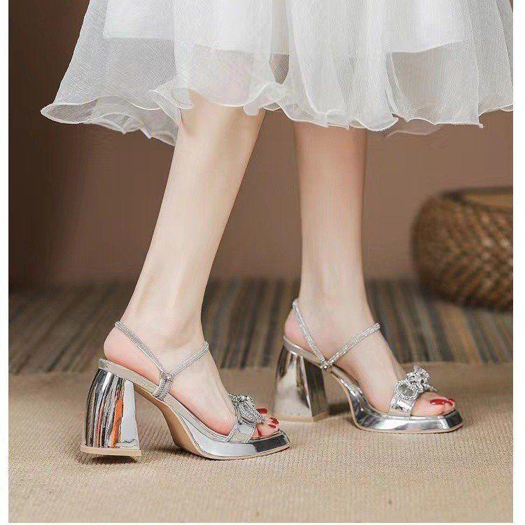 Giày Cao Gót Thanh Lịch, Thiết Kế Thắt Nơ Và Kim Cương Giả, Phong Cách Thanh Lịch, Hai Lớp, Đế Chống Thấm Nước, Gót Khối, Thích Hợp Cho Mùa Hè Nữ Sandal DéP Shoes Đồng 1