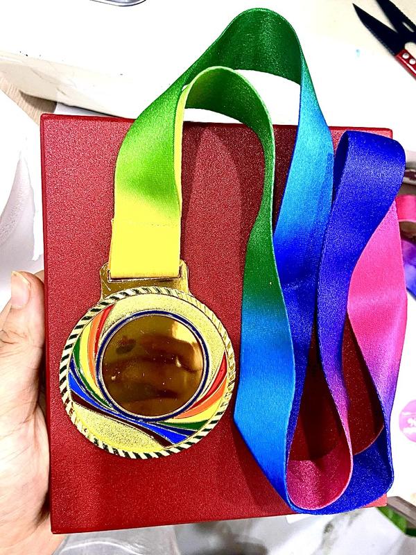 Huy chương thể thao sắc màu, huy chương dây lụa đẹp - Miễn phí thiết kế và in tem dán 8