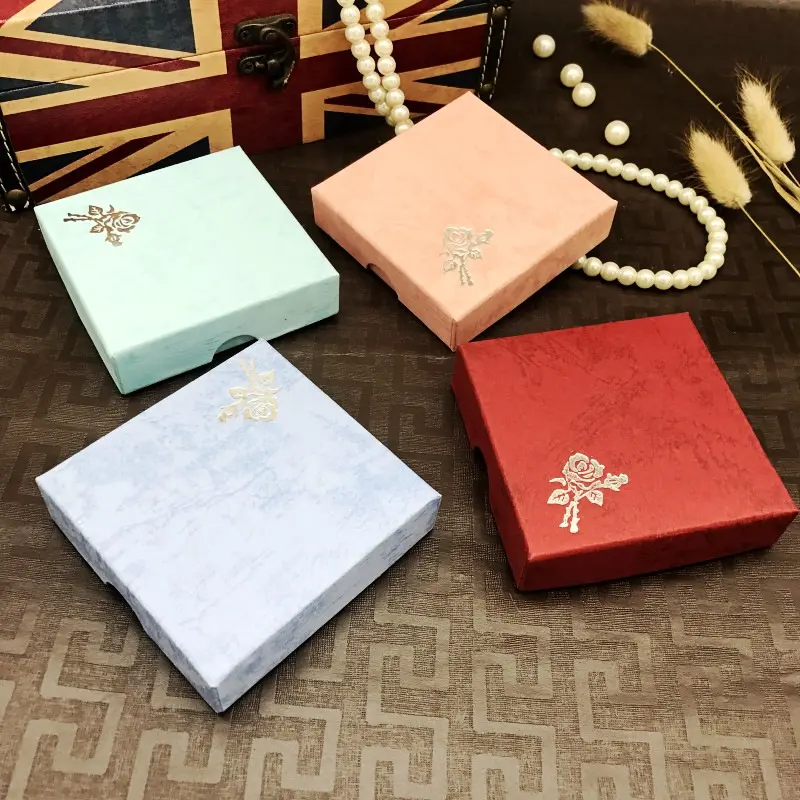 กล่องบรรจุภัณฑ์เครื่องประดับสี่เหลี่ยม กล่องของขวัญกระดาษแข็งสำหรับสร้อยข้อมือ สร้อยคอ กล่องเก็บเครื่องประดับ